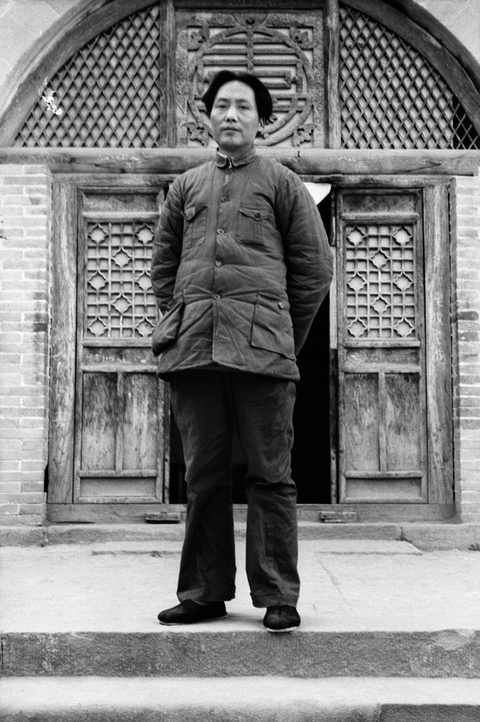 Mao Zedong vor dem Eingang zur Roten Akademie, Yan’an, 1938