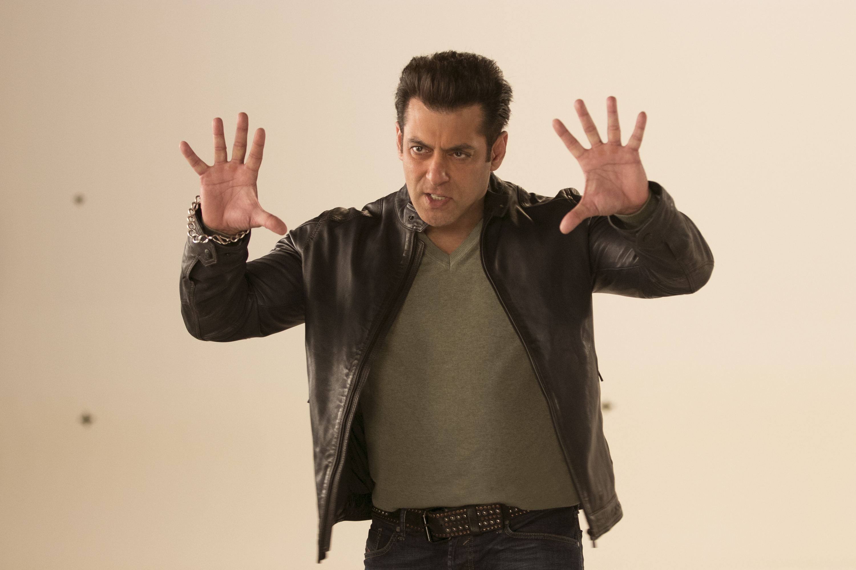  Salman belts out rocking number for Dus Ka Dum