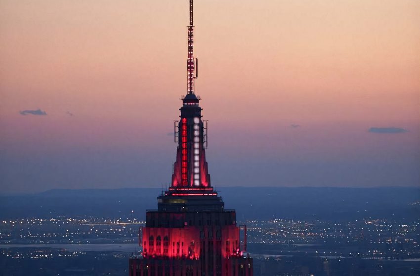  Empire State Building pays respect to emergency workers