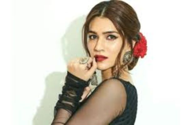  Kriti Sanon tests Covid-19 positive