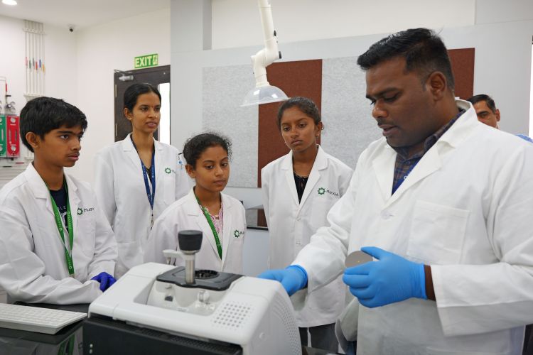  Students’ research shows that everyday receipts may carry hidden health risks